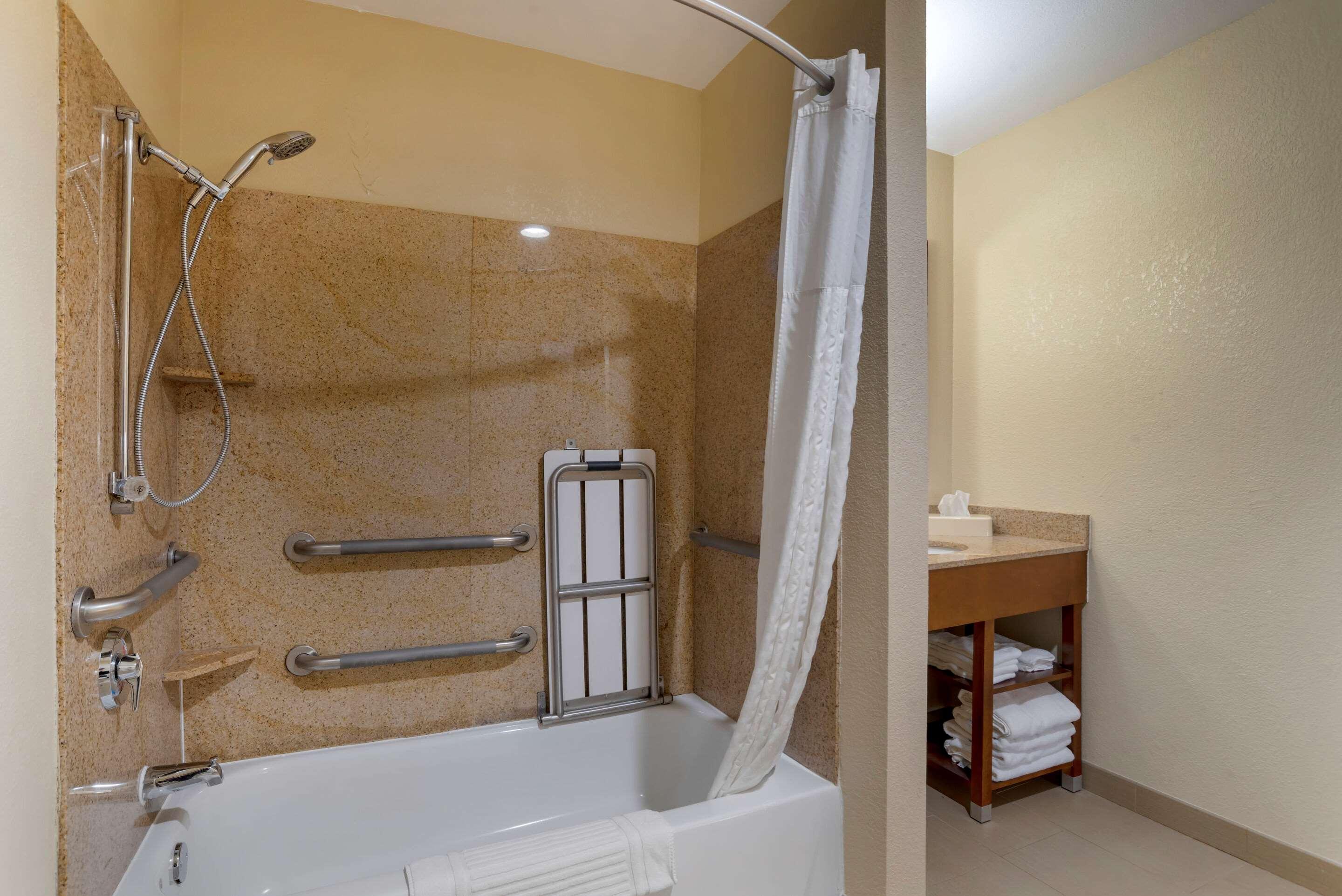 Comfort Suites Oxford I-20 Exit 188 Екстериор снимка